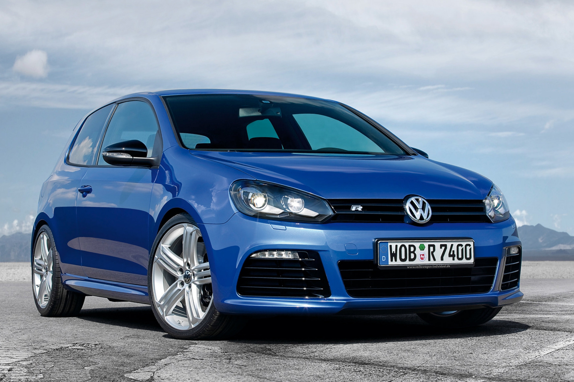 Volkswagen Golf, compacto icónico, combina potencia y diseño atractivo.