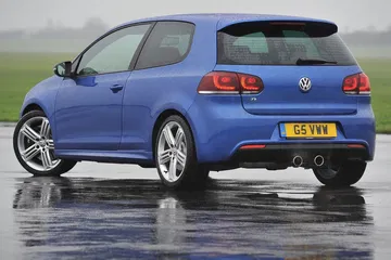 El Volkswagen Golf destaca por su motor robusto y diseño compacto.