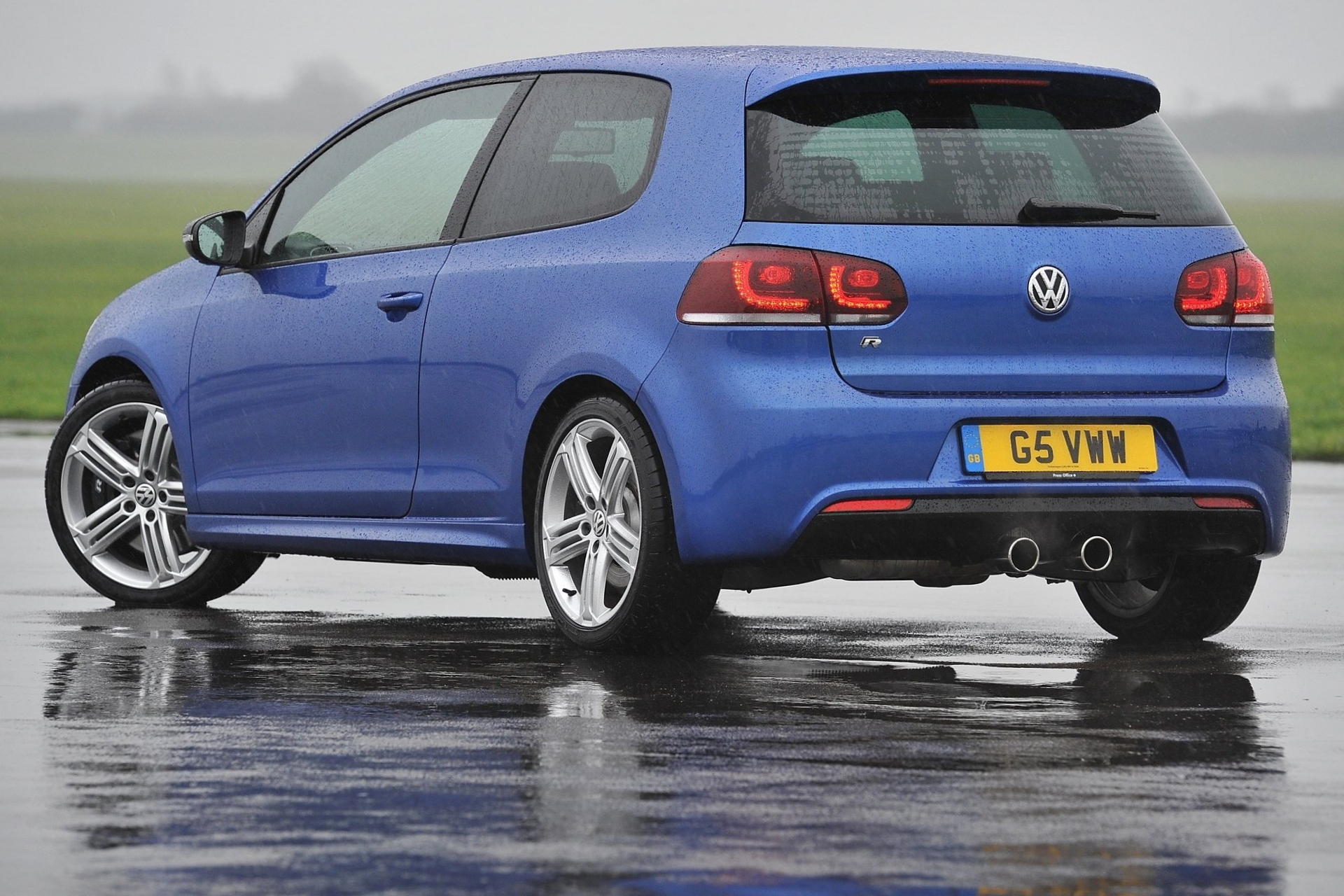 El Volkswagen Golf destaca por su motor robusto y diseño compacto.