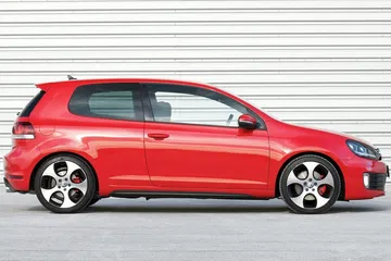 El Volkswagen Golf destaca por su diseño compacto y su potente motor.