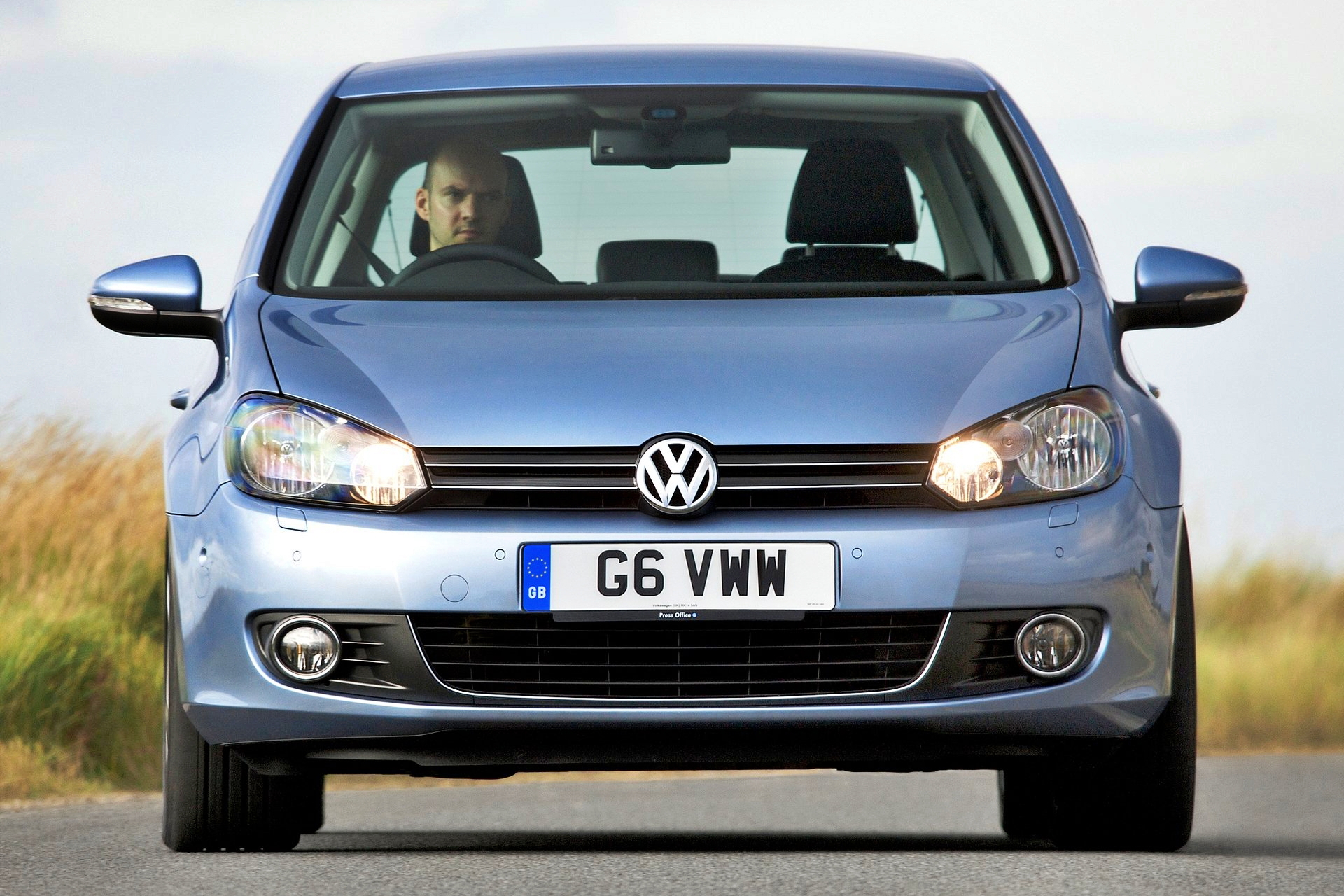Volkswagen Golf, un compacto fiable y potente, ideal para ciudad.