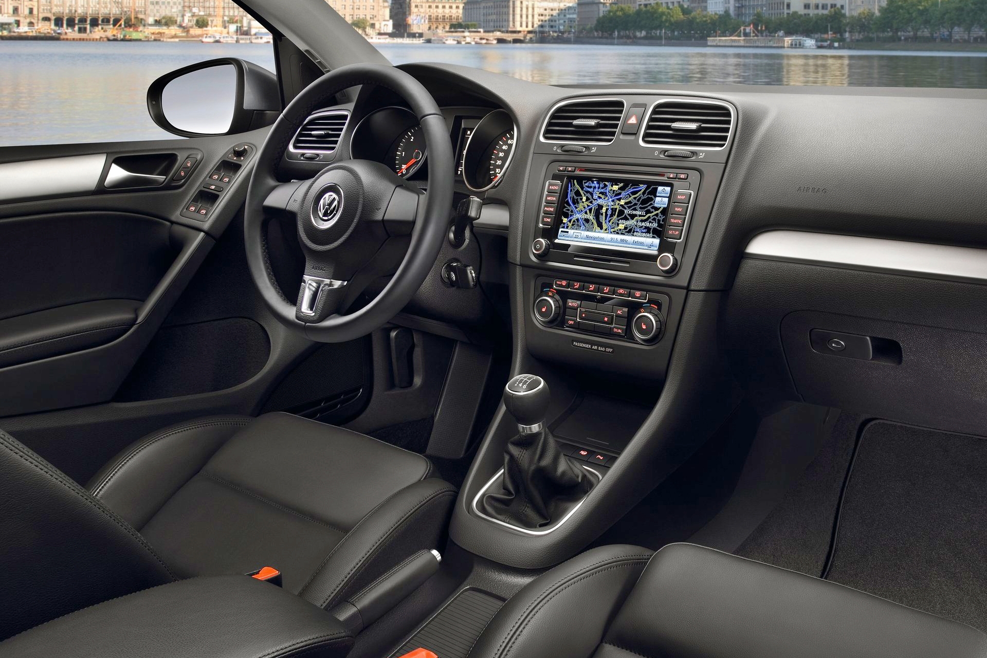 Interior del Volkswagen Golf, destaca su ergonomía y tecnología avanzada.