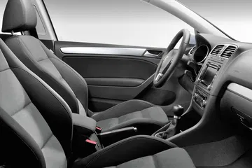 Interior del Volkswagen Golf, destacando sus asientos cómodos y funcionales.