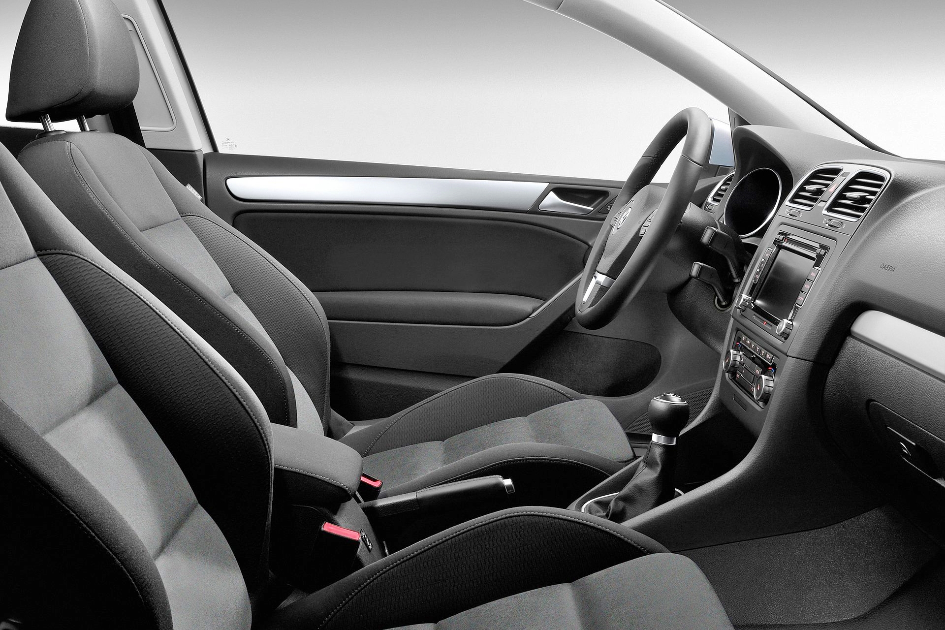Interior del Volkswagen Golf, destacando sus asientos cómodos y funcionales.