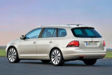 Volkswagen Golf, con motor potente y tamaño compacto, ideal para la ciudad.