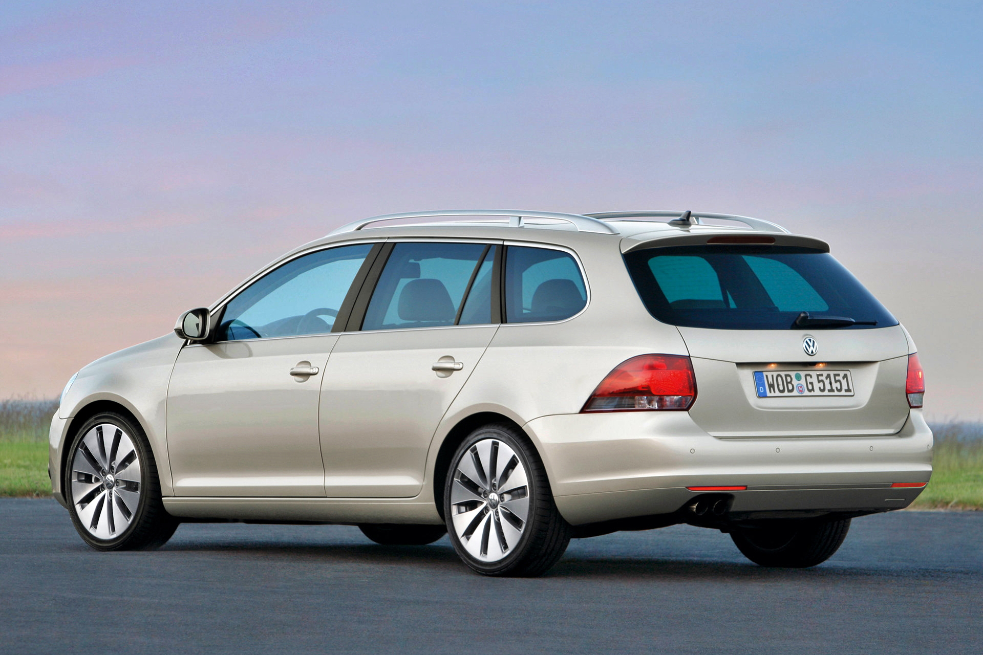 Volkswagen Golf, con motor potente y tamaño compacto, ideal para la ciudad.