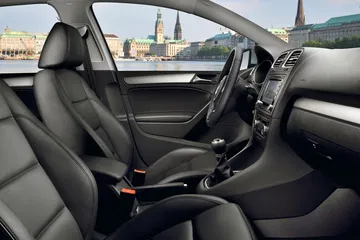 Interior del Volkswagen Golf, con asientos cómodos y diseño funcional.