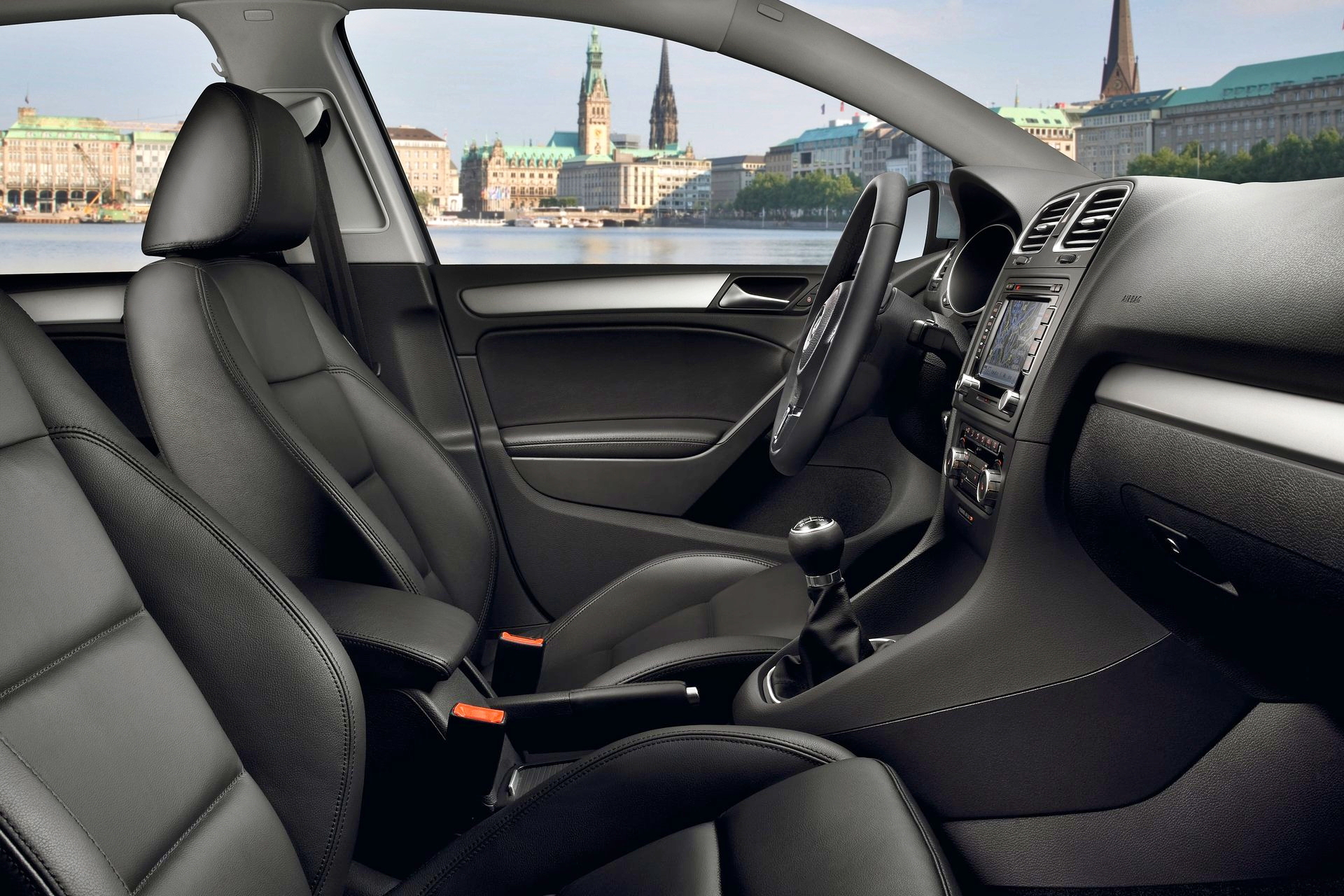 Interior del Volkswagen Golf, con asientos cómodos y diseño funcional.