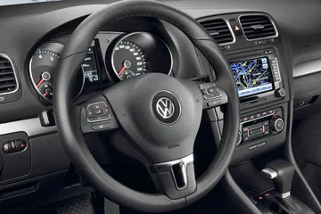 Vista del volante y panel de instrumentos del Volkswagen Golf, destacando su ergonomía
