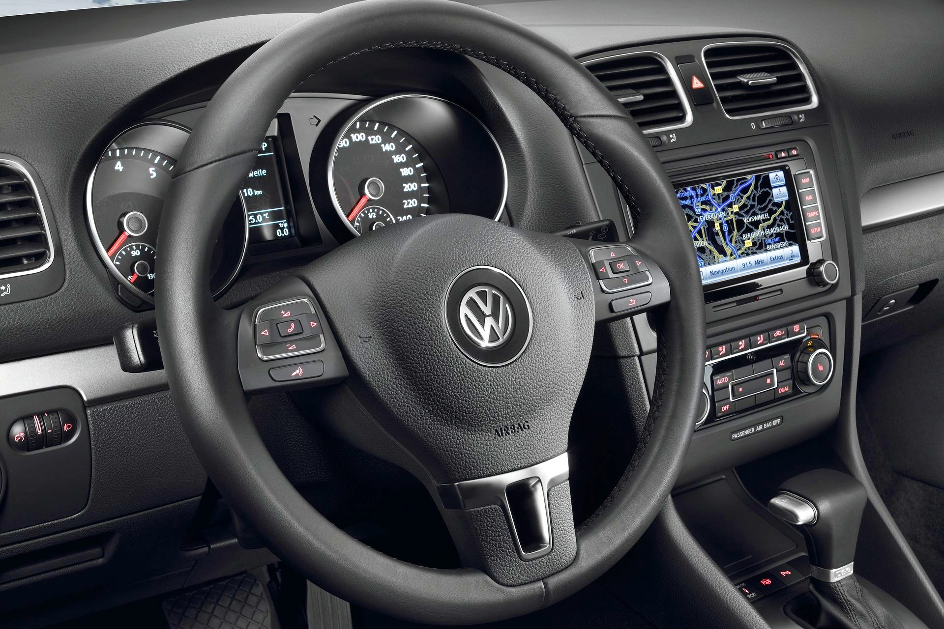 Vista del volante y panel de instrumentos del Volkswagen Golf, destacando su ergonomía