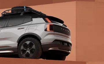 Vista lateral y trasera del EX30 CROSS COUNTRY con diseño robusto y moderno.