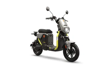 El YADEA GFX destaca por su diseño moderno y eficiencia energética, ideal para el uso urbano.