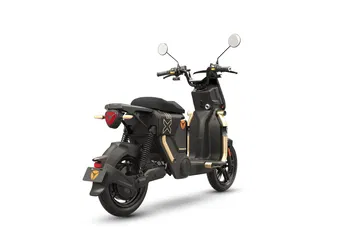 El YADEA GFX destaca por su diseño moderno y funcional, ideal para la movilidad urbana.