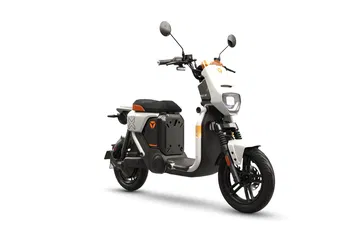 El YADEA GFX 2025 destaca por su diseño urbano y moderno, ideal para la movilidad eléctrica. 