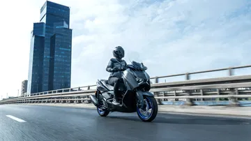 La Yamaha XMAX 2025 combina diseño moderno y rendimiento ágil en la ciudad. Ideal para el uso urbano.