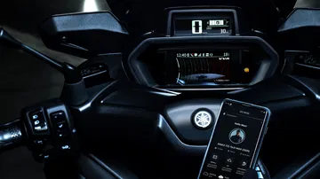 Vista del cuadro de instrumentos con tecnología avanzada y conectividad.