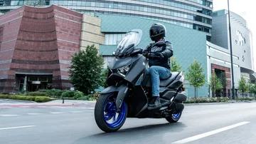 La Yamaha XMAX 2025 presenta un diseño moderno y dinámico, ideal para la ciudad.