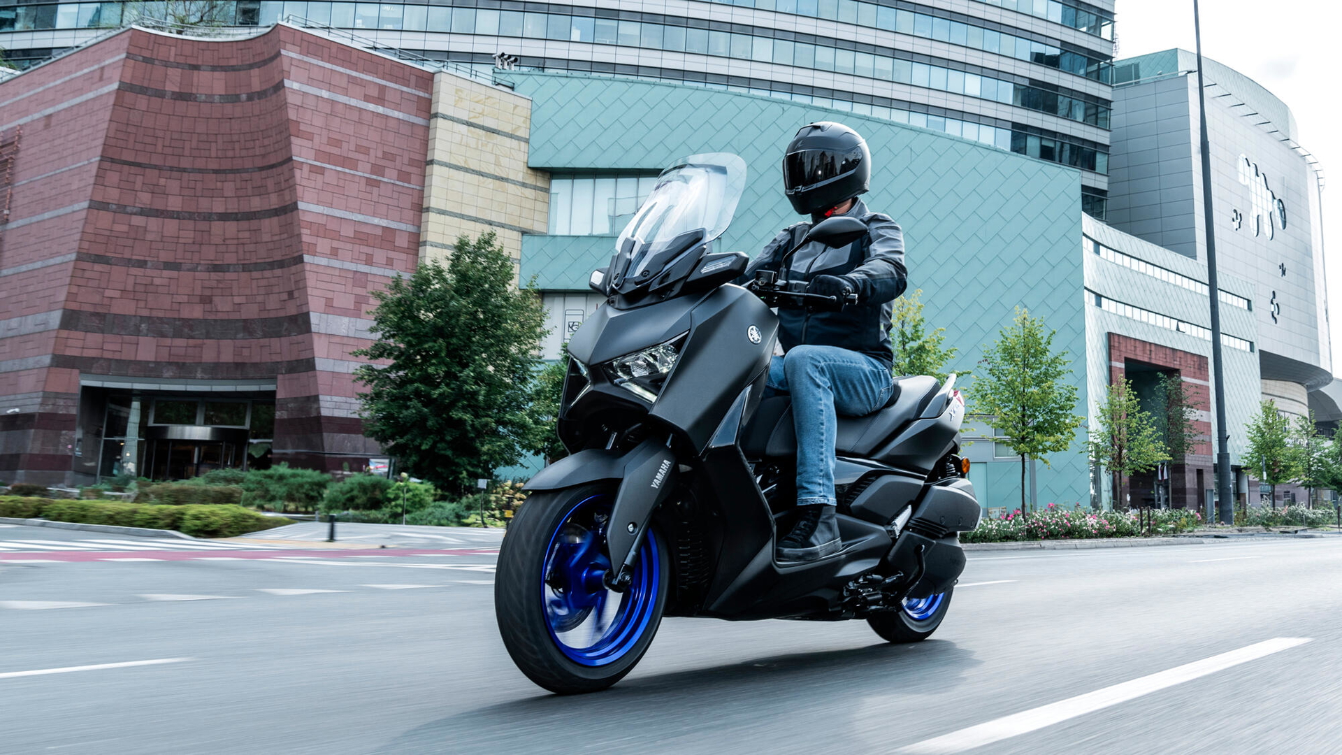 La Yamaha XMAX 2025 presenta un diseño moderno y dinámico, ideal para la ciudad.
