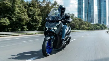 La Yamaha XMAX 2025 destaca por su diseño urbano y dinámico, ideal para la ciudad.