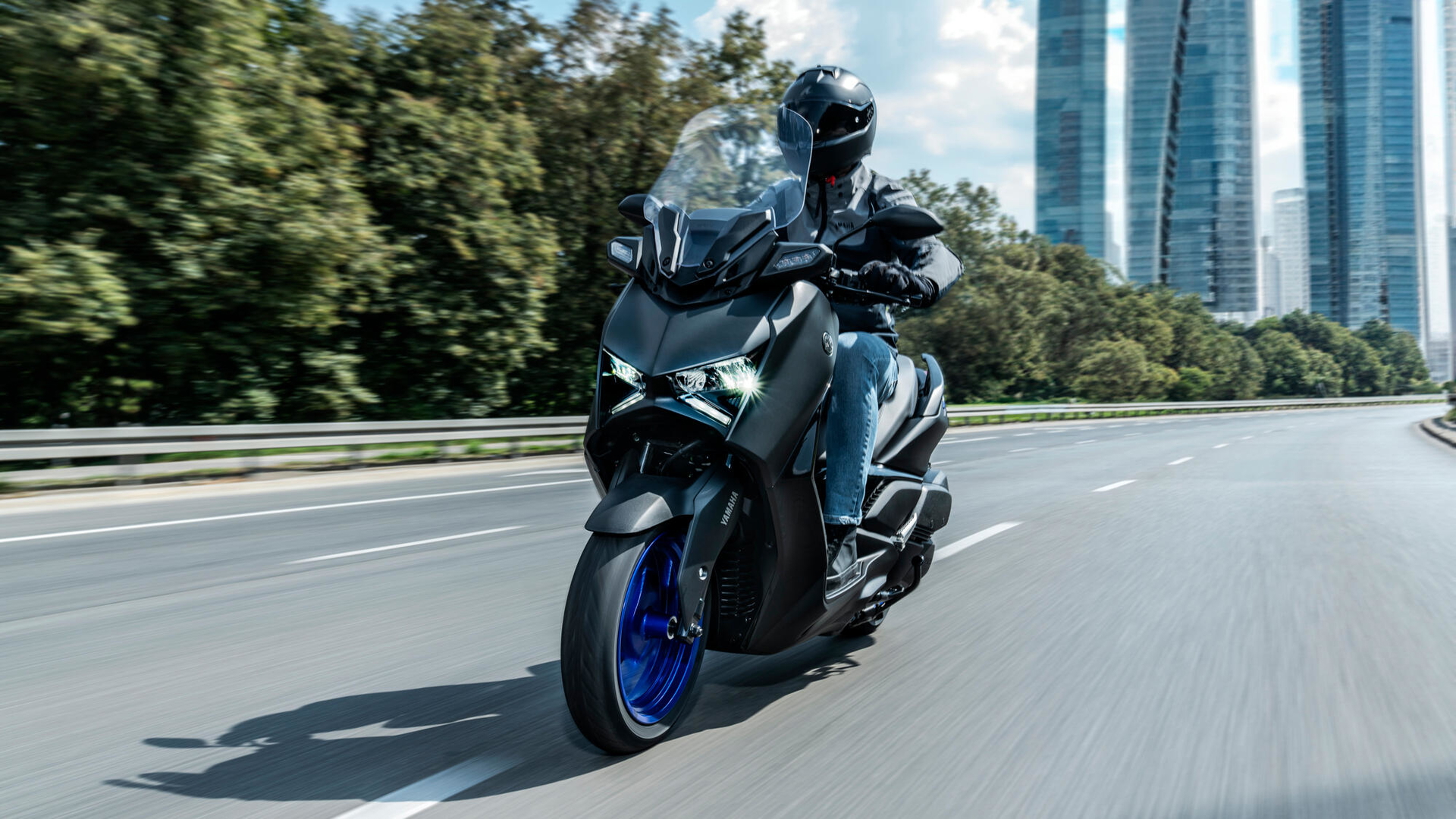 La Yamaha XMAX 2025 destaca por su diseño urbano y dinámico, ideal para la ciudad.