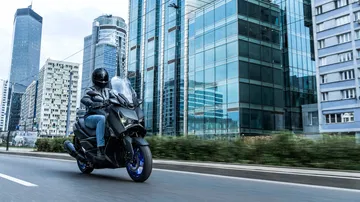 Yamaha XMAX 2025 en movimiento, mostrando su diseño urbano y moderno.