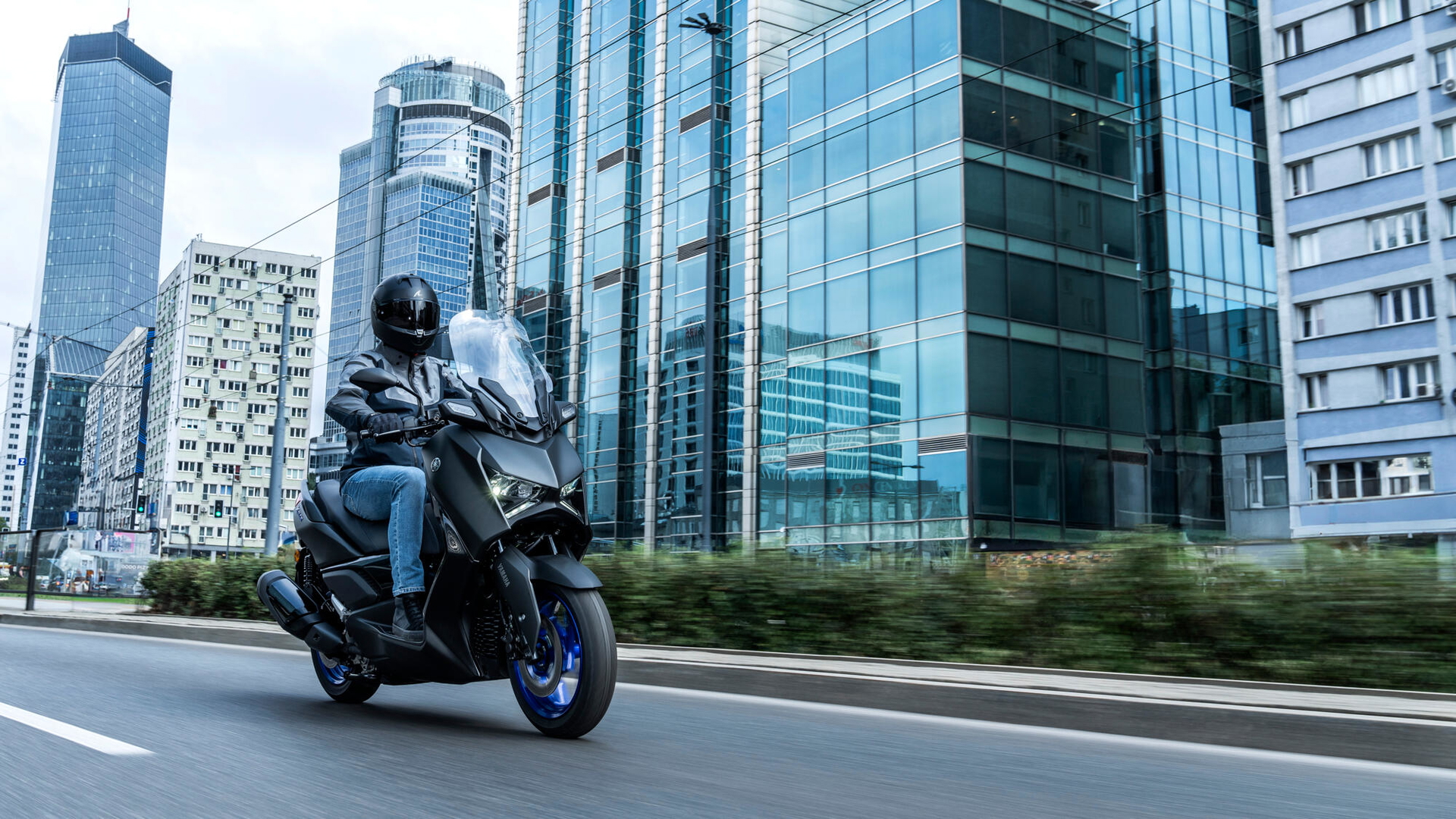 Yamaha XMAX 2025 en movimiento, mostrando su diseño urbano y moderno.