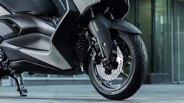 Vista detallada del frontal de la Yamaha XMAX 2025, destacando su diseño aerodinámico.