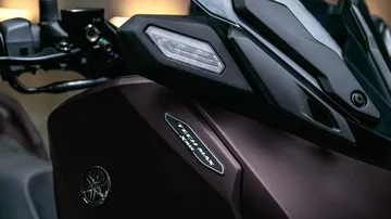 Vista detallada del diseño interior del Yamaha XMAX 2025.