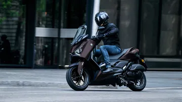 La Yamaha XMAX 2025 destaca por su diseño elegante y moderno, ideal para la ciudad.