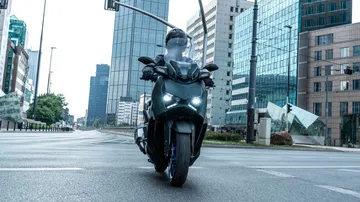 La Yamaha XMAX 2025 se presenta con un estilo moderno y dinámico, ideal para la ciudad.