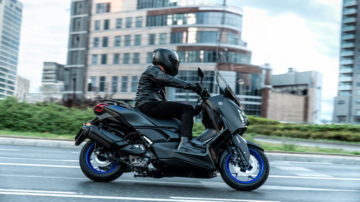 yamaha-xmax-2025-25 Yamaha XMAX 2025 en acción, destacando su diseño moderno y ágil.