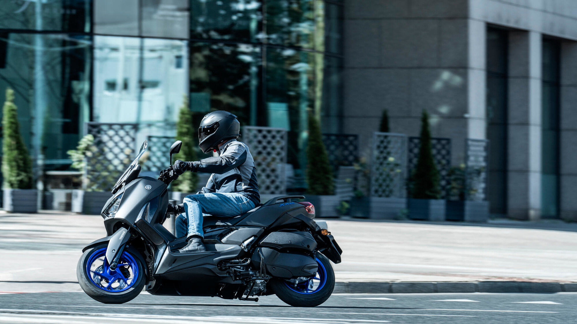 La nueva Yamaha XMAX 2025 destaca por su diseño moderno y ágil.