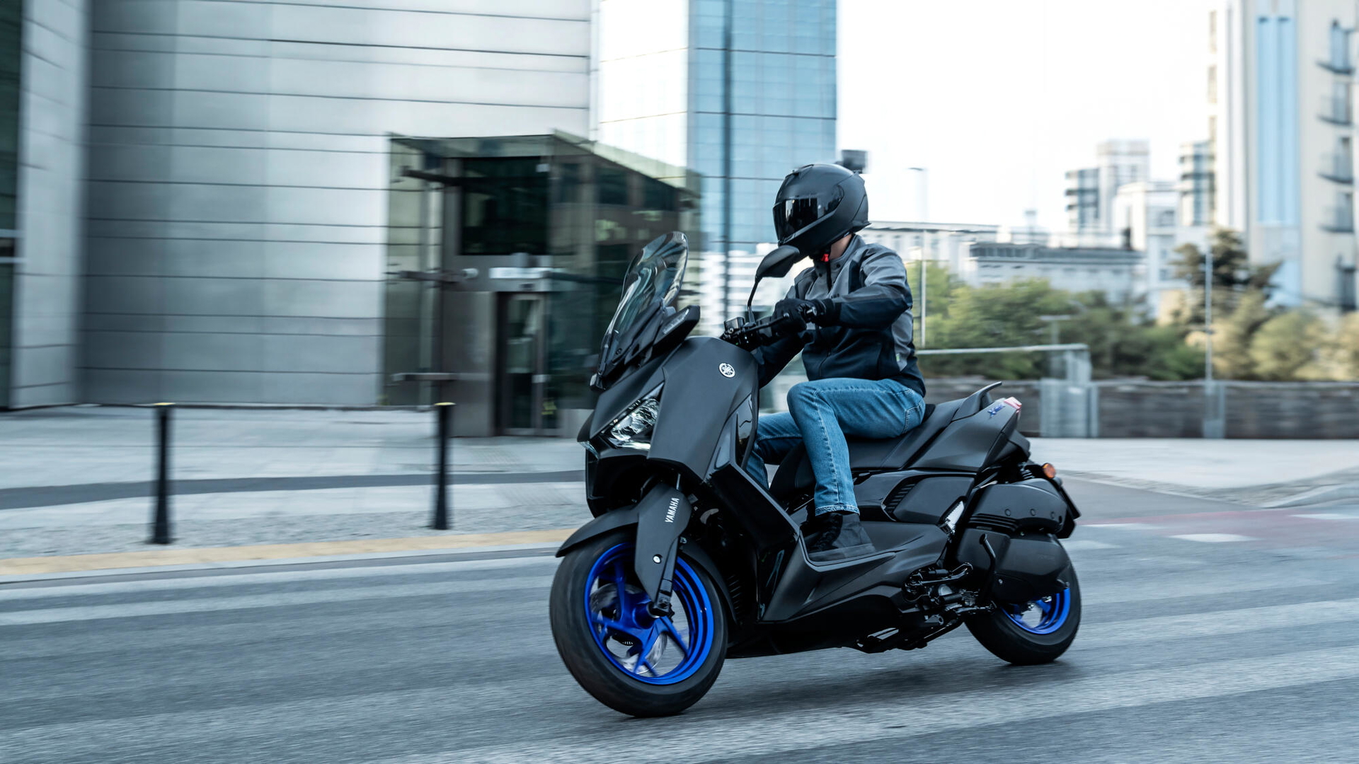 La Yamaha XMAX 2025 presenta un diseño moderno y dinámico ideal para la ciudad.