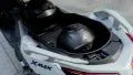 Vista del espacio de almacenamiento en el Yamaha XMAX 2025, ideal para la ciudad.