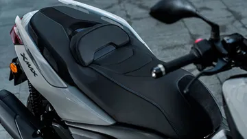 Vista detallada del asiento de la Yamaha XMAX 2025, que resalta su diseño ergonómico.