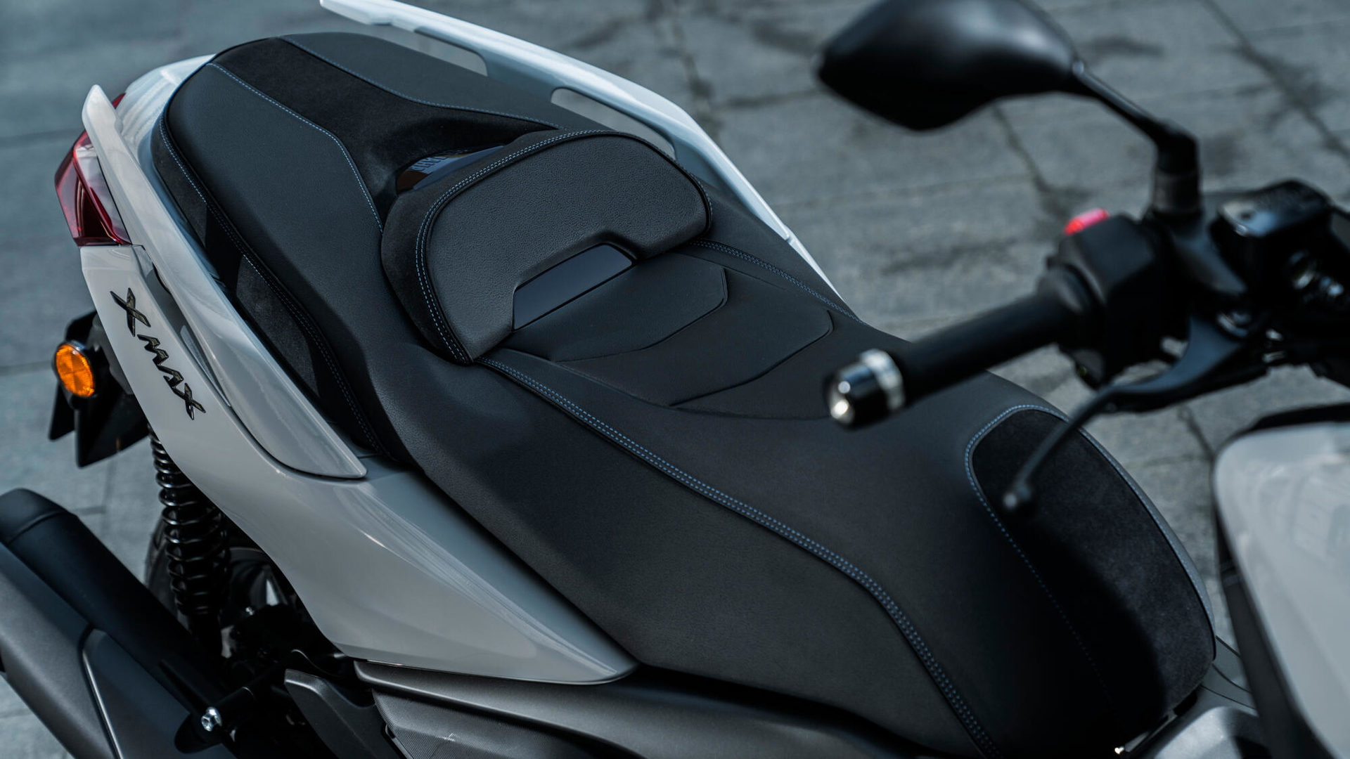 Vista detallada del asiento de la Yamaha XMAX 2025, que resalta su diseño ergonómico.