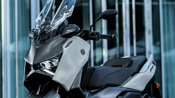 Vista detallada del nuevo diseño del Yamaha XMAX 2025, destacando su aerodinámica y modernidad.