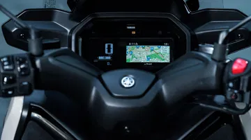 Vista del panel de instrumentos del Yamaha XMAX 2025, destacando su modernidad y funcionalidad.