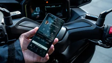 Pantalla multimedia del Yamaha XMAX 2025 mostrando diversas funciones.