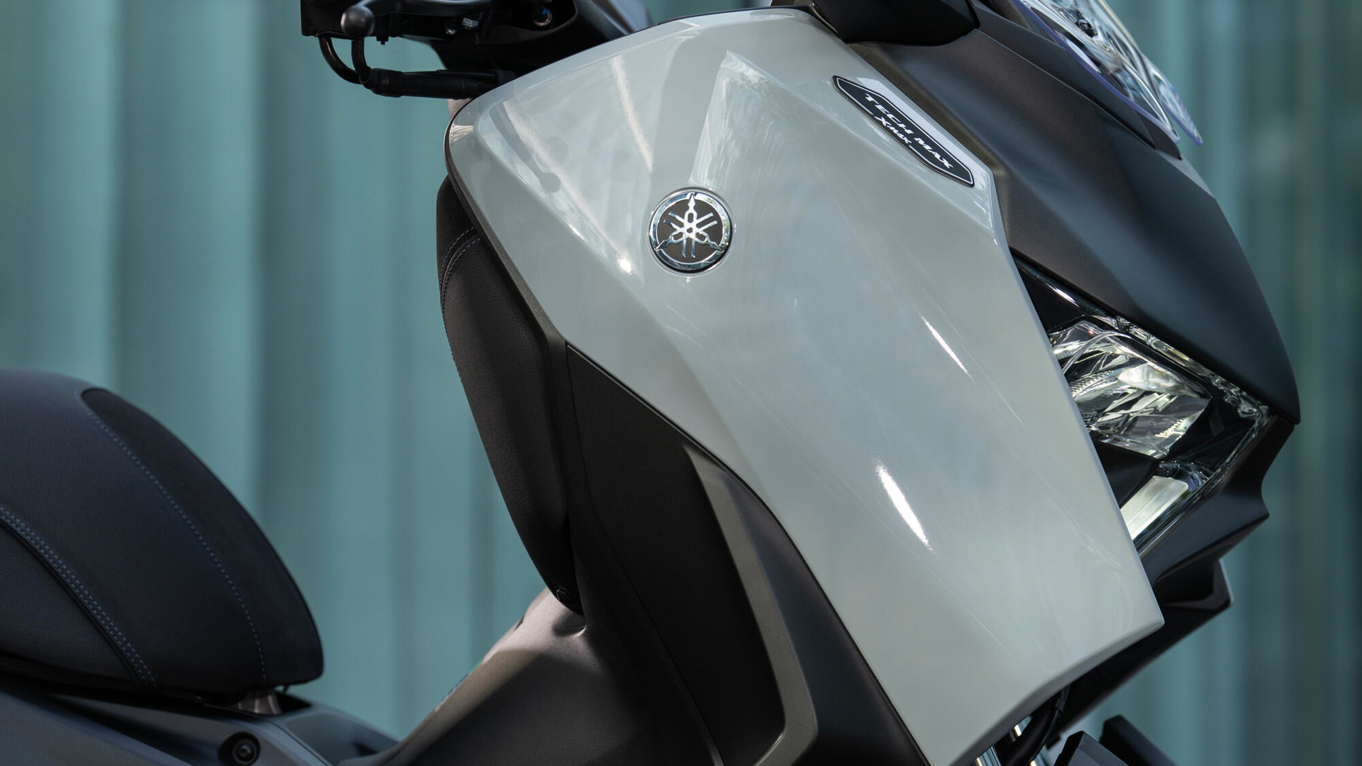 Primer plano del diseño del carenado del Yamaha XMAX 2025, destacando su modernidad y elegancia.