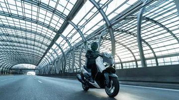 La Yamaha XMAX 2025 destaca por su diseño moderno y aerodinámico, ideal para la ciudad.