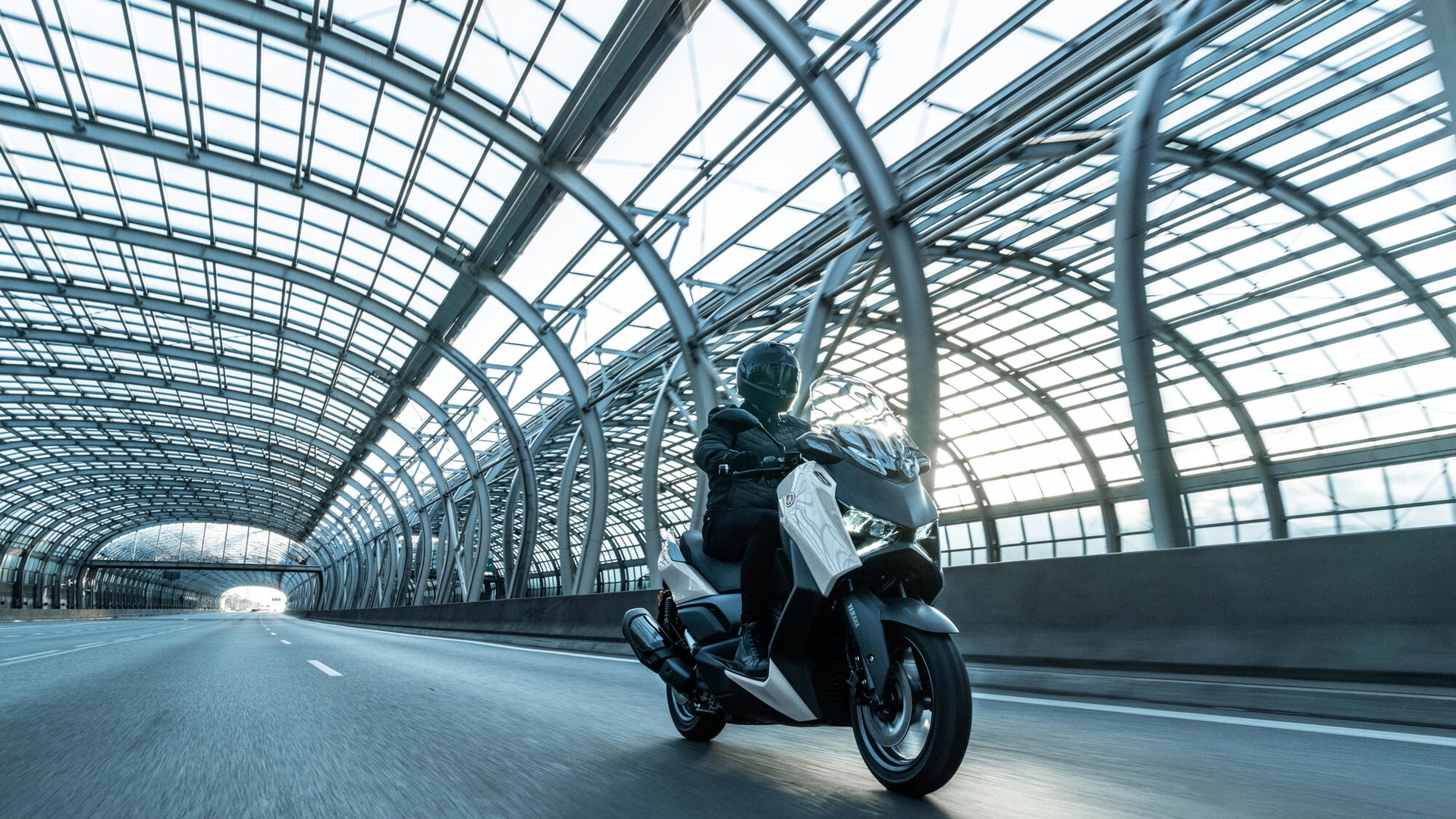 La Yamaha XMAX 2025 destaca por su diseño moderno y aerodinámico, ideal para la ciudad.