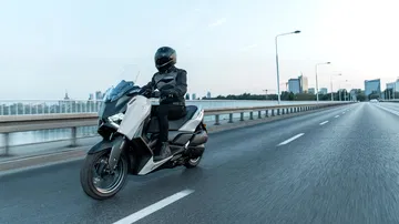 La Yamaha XMAX 2025 combina estilo y rendimiento para la movilidad urbana.
