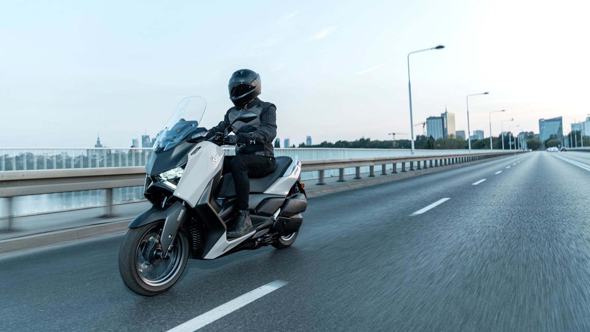 La Yamaha XMAX 2025 combina estilo y rendimiento para la movilidad urbana.