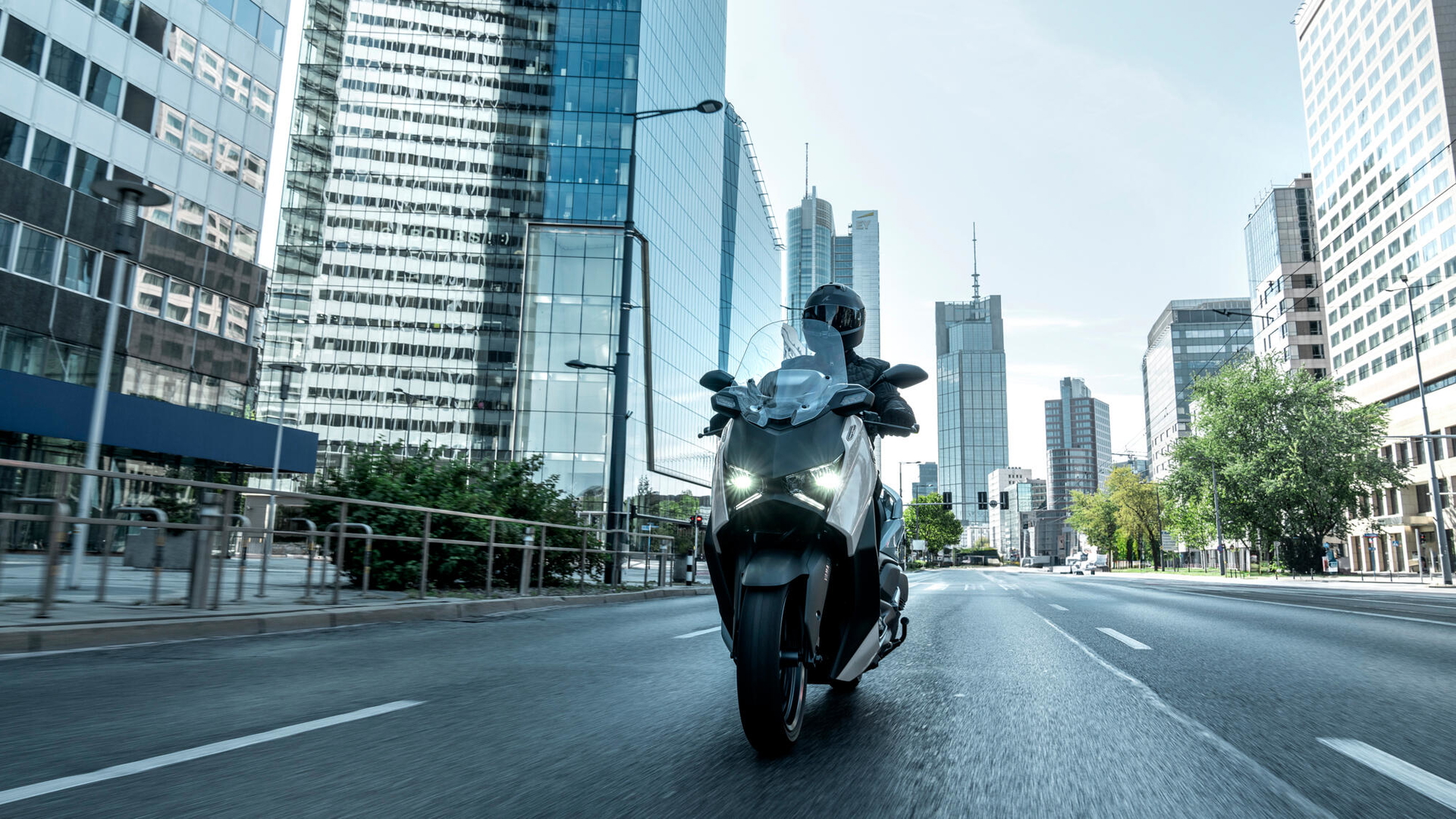 La Yamaha XMAX 2025 destaca por su diseño urbano y deportivo, ideal para la ciudad.