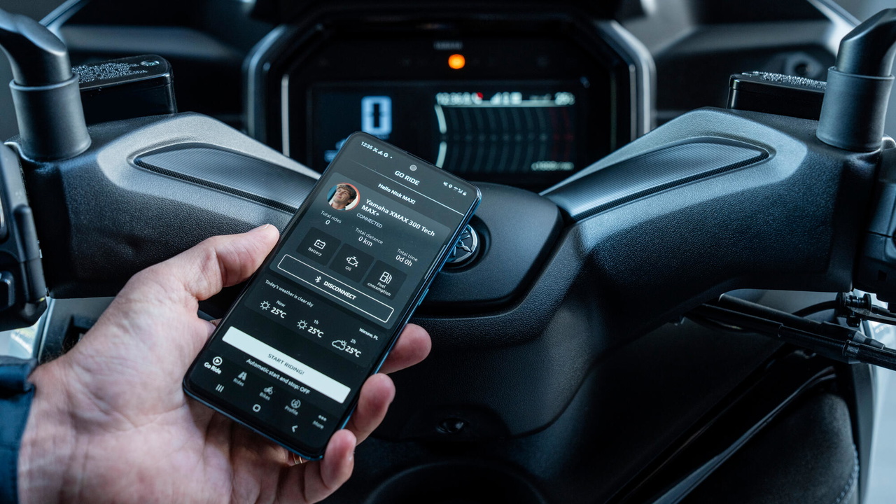Interfaz moderna que destaca la conectividad y tecnología del Yamaha XMAX 2025.
