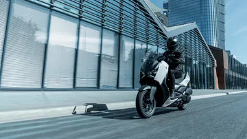 Impresionante diseño del Yamaha XMAX 2025, que destaca por su estilo moderno.