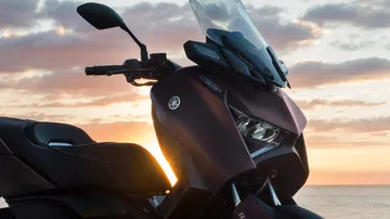 Vista delantera del Yamaha XMAX 2025, destacando su diseño elegante y moderno.