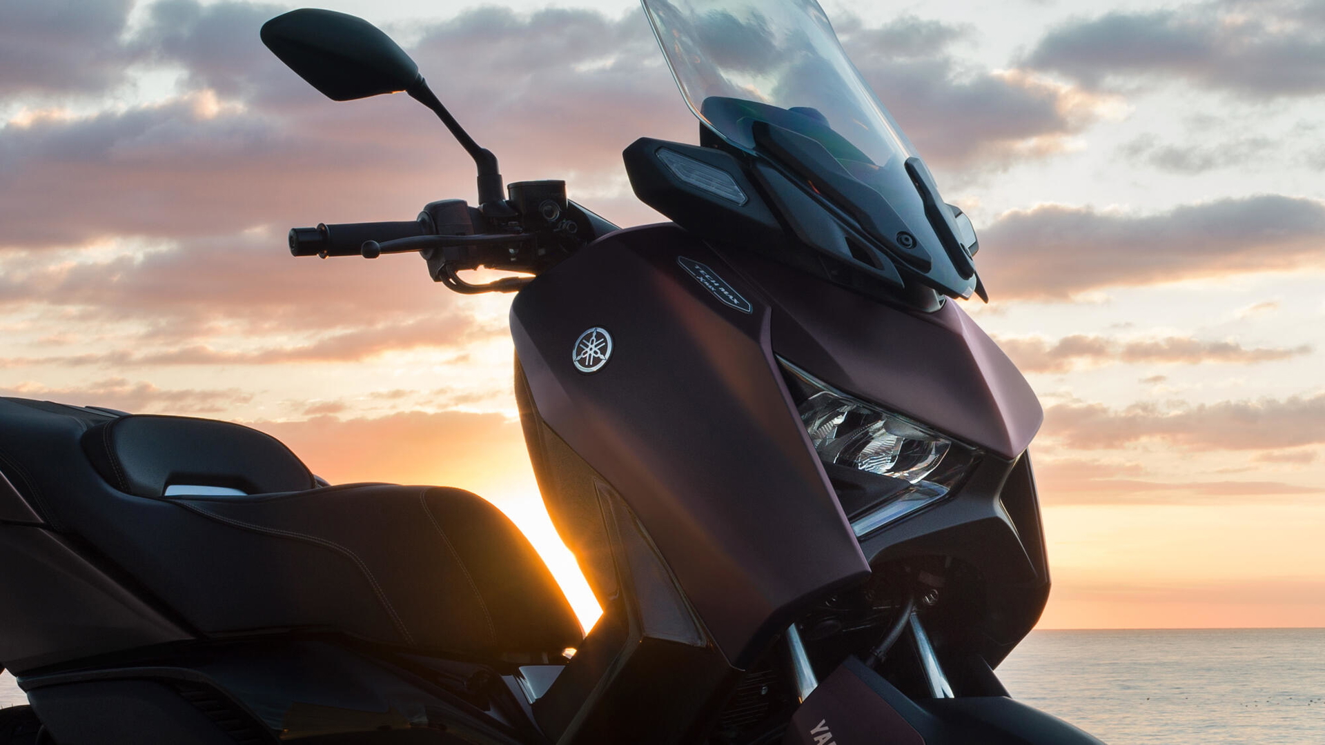 Vista delantera del Yamaha XMAX 2025, destacando su diseño elegante y moderno.