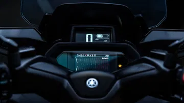 Vista del panel de instrumentos del Yamaha XMAX 2025, con tecnología avanzada.